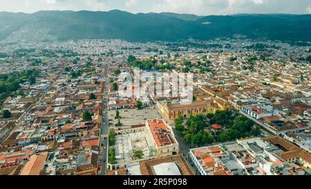 Luftaufnahme der Drohne vom zentralen Platz in San Cristobal de Las Casas am sonnigen Morgen. Hochwertiges Foto Stockfoto