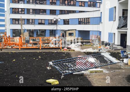 Bau eines großen mehrstöckigen komfortablen Betonzementgebäudes modernes, mehrstöckiges Gebäude mit monolithischem Rahmen und Fenstern, Wänden und Balkonen. Stockfoto