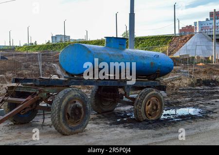 Blauer ovaler Wasserwagen. Wasserversorgung, wenn sie im Stadtzentrum abgeschaltet wird. Kostenloses Wasser für Menschen. Wasser in Eimer und Flaschen verschütten. Mobiles Wat Stockfoto