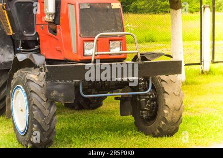 Große professionelle Landmaschinen im Bau, Transport, Traktor und große Räder mit einer Lauffläche zum Pflügen von Feldern, Land, Transport von g Stockfoto