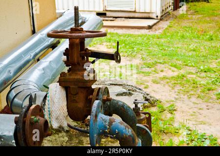 Vereiste rostfreie Industriemetallrohre mit Flanschen, Ventilübergänge und Abzweigungen für die petrochemische Öl- und Gasindustrie. Stockfoto