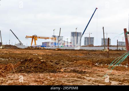 Bau eines neuen Mikroviertels mit Hochhäusern, neuen Gebäuden mit entwickelter Infrastruktur mit Hilfe von großen Industriekranen und Profess Stockfoto