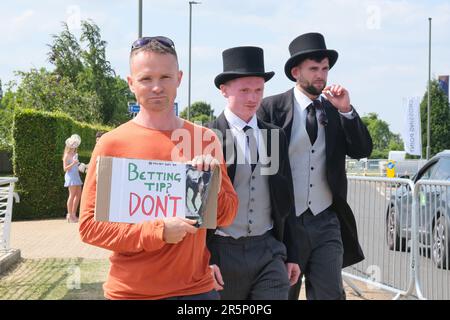 Epsom, Großbritannien. Racegoers passieren einen Tierrechtler am Derby-Tag und heben die Zahl der Todesfälle von Rennpferden im Jahr 2022 hervor. Stockfoto