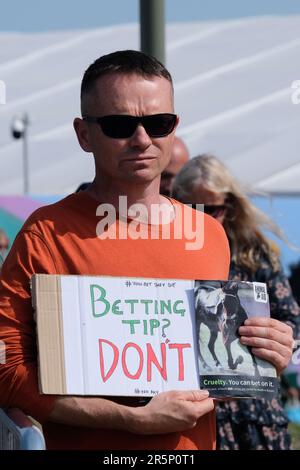 Epsom, Großbritannien. Ein Tierrechtler, der sich gegen Pferderennen wendet, hält ein Plakat mit der Aufschrift: "Tipp, nicht wetten. Stockfoto