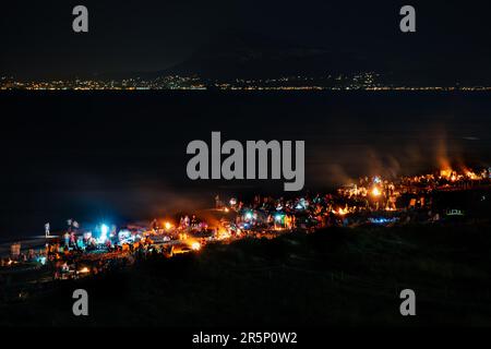 Daimus, Spanien - 23. Juni 2022: Die Spanier feiern die Nacht von San Juan, den längsten Tag des Jahres, am Strand mit Lagerfeuern, über die Stockfoto