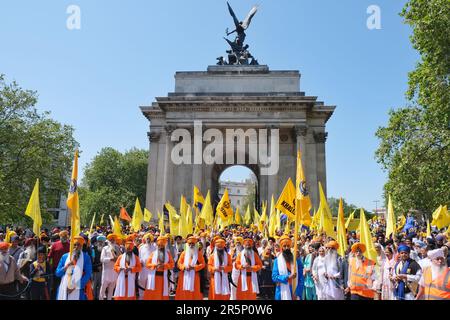 London, Großbritannien. Sikhs feiern den 39. Jahrestag der Goldene Tempel in Amritsar wurde von indischen Truppen gestürmt. Hunderte wurden getötet und 1500 verhaftet. Stockfoto