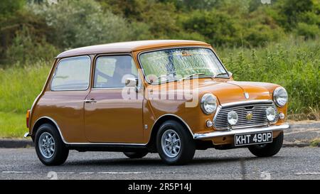Stony Stratford, Großbritannien - 4. 2023. Juni: 1975 ROVER MINI-Oldtimer, der auf einer englischen Landstraße fährt. Stockfoto