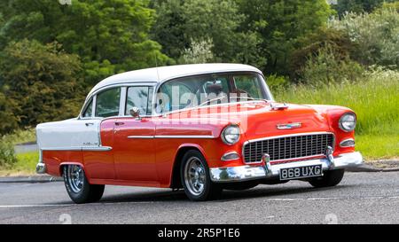 Stony Stratford, Großbritannien - 4. 2023. Juni: 1955 Chevrolet Bel Air American Oldtimer auf einer englischen Landstraße. Stockfoto