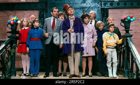 GENE WILDER, ROY KINNEAR, JACK ALBERTSON UND PETER OSTRUM IN WILLY WONKA UND DIE SCHOKOLADENFABRIK (1971) UNTER DER LEITUNG VON MEL STUART. Kredit: PARAMOUNT PICTURES / Album Stockfoto