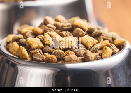Trockenes Kibble-Tierfutter. Hunde- oder Katzenfutter in der Schüssel. Stockfoto