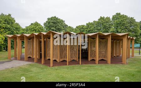 Kensington Gardens, London, Großbritannien. 5. Juni 2023. Der 22. erbaute Serpentine Pavillon, der von der französisch-libanesischen Architektin Lina Ghotmeh in Paris entworfen wurde und den Titel „à table“ trägt, wird enthüllt. Eine Holzstruktur umfasst einen runden Tisch, auf dem Besucher um den gleichen Raum zusammen sein können. Kredit: Malcolm Park/Alamy Live News Stockfoto