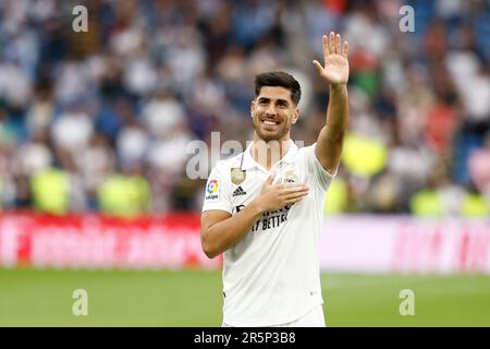 Marco Asensio von Real Madrid dankt den Fans nach dem spanischen Fußballspiel La Liga zwischen Real Madrid und Athletic Club de Bilbao am 4. Juni 2023 im Santiago Bernabeu Stadion in Madrid, Spanien - Foto: Oscar J Barroso/DPPI/LiveMedia Stockfoto