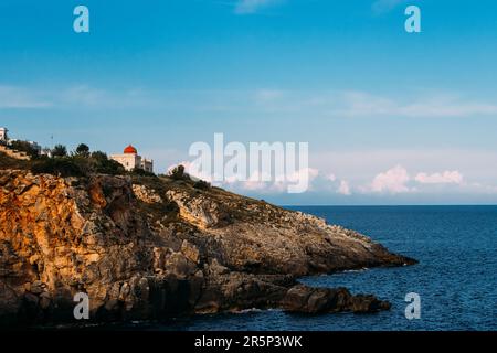 Santa Cesarea Terme ist ein charmantes Dorf in Salento, das auf einer Klippe mit Blick auf das Meer steht. Die Stadt ist berühmt für ihr bekanntes Spa. Stockfoto