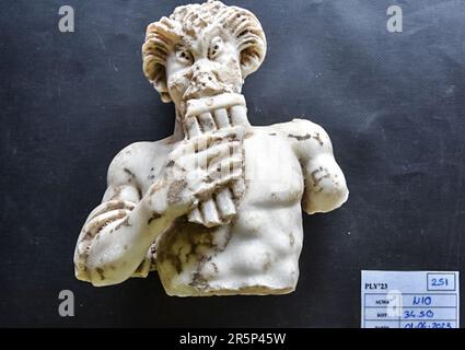 (230605) -- ISTANBUL, 5. Juni 2023 (Xinhua) -- Dieses undatierte Foto der Stadt Istanbul zeigt eine neu entdeckte antike Statue des griechischen gottes Pan. Eine antike Statue des griechischen gottes Pan wurde im städtischen Istanbul entdeckt, der Bürgermeister der großen türkischen Stadt kündigte Donnerstag an. Eine Marmorstatue von Pan aus der römischen Epoche wurde in der byzantinischen Kirche St. ausgegraben Polyeuctus im Sarachane Archeology Park, sagte Ekrem Imamoglu in sozialen Medien, dass das Artefakt, das hinzugefügt wurde, 1700 Jahre alt sein soll. (Omer Kuscu/Istanbul Municipality/Handout über Xinhua) Stockfoto