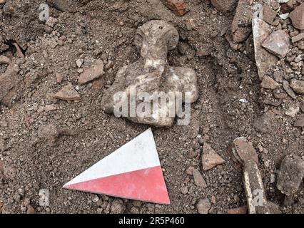 (230605) -- ISTANBUL, 5. Juni 2023 (Xinhua) -- Dieses undatierte Foto der Stadt Istanbul zeigt eine antike Statue des griechischen gottes Pan an an der Ausgrabungsstätte, wo es in Istanbul, T¨¹rkiye, gefunden wurde. Eine antike Statue des griechischen gottes Pan wurde im städtischen Istanbul entdeckt, der Bürgermeister der großen türkischen Stadt kündigte Donnerstag an. Eine Marmorstatue von Pan aus der römischen Epoche wurde in der byzantinischen Kirche St. ausgegraben Polyeuctus im Sarachane Archeology Park, sagte Ekrem Imamoglu in sozialen Medien, dass das Artefakt, das hinzugefügt wurde, 1700 Jahre alt sein soll. (Omer Kuscu/Istan Stockfoto