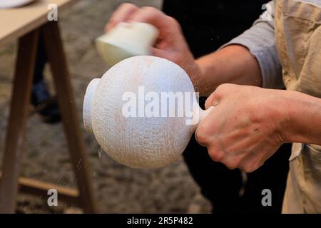 Die Raku-Herstellung ist ein komplexer Prozess, der die Grundprinzipien der traditionellen Majolica-Herstellung völlig umkippt Stockfoto