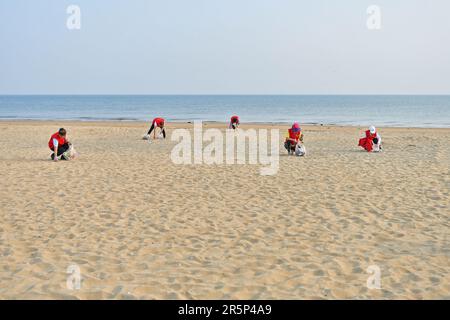 YANTAI, CHINA - 5. JUNI 2023 - Freiwillige holen Garbages am Golden Beach in Yantai, Ost-Chinas Provinz Shandong ab, 5. Juni 2023. Juni 5. Stockfoto