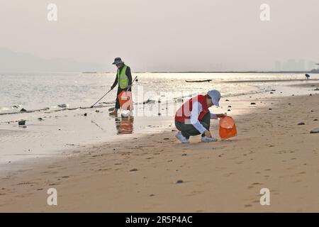 YANTAI, CHINA - 5. JUNI 2023 - Freiwillige holen Garbages am Golden Beach in Yantai, Ost-Chinas Provinz Shandong ab, 5. Juni 2023. Juni 5. Stockfoto