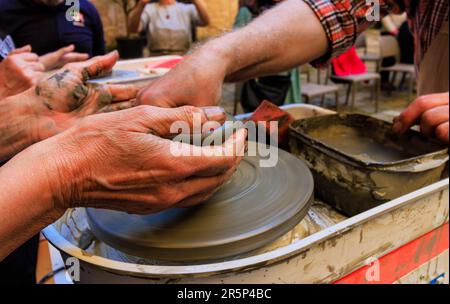 Die Raku-Herstellung ist ein komplexer Prozess, der die Grundprinzipien der traditionellen Majolica-Herstellung völlig umkippt Stockfoto