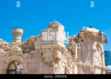 Zerstörung der historischen Moschee in Malatya nach den großen Erdbeben. Teze Cami oder Yeni Cami oder Neue Moschee. Malatya Turkiye - 4.25.2023 Stockfoto