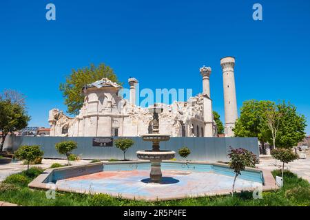 Malatya Yeni Cami alias Teze Cami oder Neue Moschee nach den großen Erdbeben. Malatya Turkiye - 4.25.2023 Stockfoto