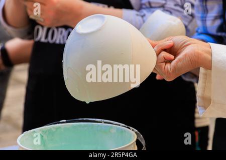 Die Raku-Herstellung ist ein komplexer Prozess, der die Grundprinzipien der traditionellen Majolica-Herstellung völlig umkippt Stockfoto