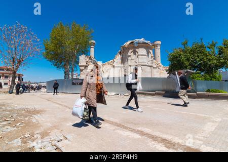 Einheimische und Trümmer von Malatya Teze Cami oder der Neuen Moschee im Hintergrund. Februar 6 Erdbeben Zerstörung. Malatya Turkiye - 4.25.2023 Stockfoto