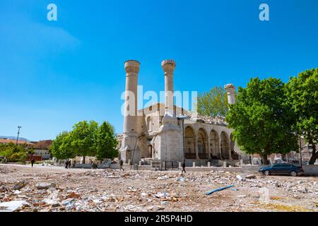 Trümmer der Malatya Teze Cami oder der Neuen Moschee nach den großen Erdbeben. Malatya Turkiye - 4.25.2023 Stockfoto