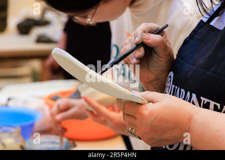 Die Raku-Herstellung ist ein komplexer Prozess, der die Grundprinzipien der traditionellen Majolica-Herstellung völlig umkippt Stockfoto