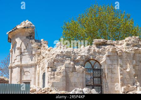 Trümmer der historischen Moschee, Teze Cami oder der Neuen Moschee von Malatya nach den Erdbeben im februar 6. Malatya Turkiye - 4.25.2023 Stockfoto