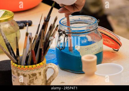 Die Raku-Herstellung ist ein komplexer Prozess, der die Grundprinzipien der traditionellen Majolica-Herstellung völlig umkippt Stockfoto