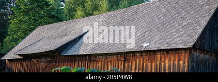 Eine alte Scheune aus dunkel gealterten Brettern. Stockfoto