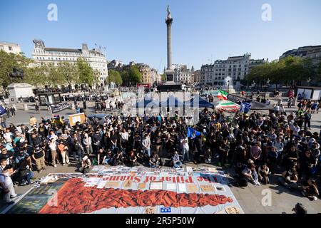 London, Großbritannien. 04. Juni 2023. Die Sicht der Demonstranten bei der Demonstration am Trafalgar Square. Eine Aktivistengruppe namens China Deviants organisierte eine Kundgebung am Trafalgar Square in London anlässlich des 34. Jahrestages des Massakers von Tiananmen im Juni 4. im Jahr 1989 in Peking. Kredit: SOPA Images Limited/Alamy Live News Stockfoto