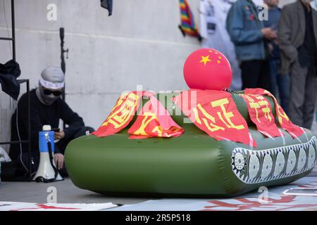 London, Großbritannien. 04. Juni 2023. Während der Demonstration wird ein aufgepumpter Tank angezeigt. Eine Aktivistengruppe namens China Deviants organisierte eine Kundgebung am Trafalgar Square in London anlässlich des 34. Jahrestages des Massakers von Tiananmen im Juni 4. im Jahr 1989 in Peking. Kredit: SOPA Images Limited/Alamy Live News Stockfoto