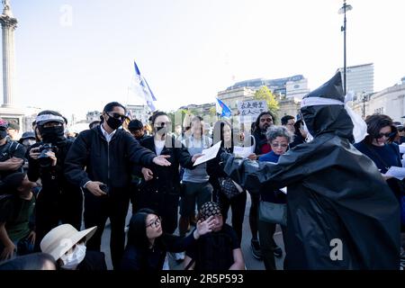 London, Großbritannien. 04. Juni 2023. Während der Demonstration verteilt ein Protestteilnehmer Flugblätter an das Publikum. Eine Aktivistengruppe namens China Deviants organisierte eine Kundgebung am Trafalgar Square in London anlässlich des 34. Jahrestages des Massakers von Tiananmen im Juni 4. im Jahr 1989 in Peking. (Foto: Hesther Ng/SOPA Images/Sipa USA) Guthaben: SIPA USA/Alamy Live News Stockfoto