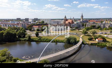 Blick auf die elbe mit dessau und Brücke Stockfoto