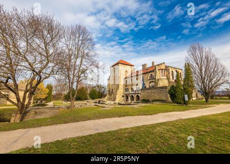 Schloss von Tata in Ungarn. Fantastische Wasserfestung neben dem alten See. Erbaut im 13. Jahrhundert Stockfoto