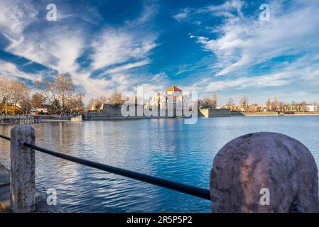 Tata Castle und Blick auf den alten See in Tata City, Ungarn Stockfoto