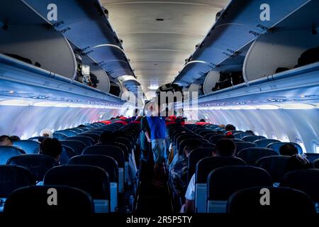 Bangkok, Thailand. 05. Juni 2023. Passagiere verstauen ihr Gepäck über den Sitzen, während sie auf einem Thai AirAsia (FD) Flug von Bangkok, Thailand nach Phnom Penh, Kambodscha am 5. Juni 2023 einsteigen. Kredit: Matt Hunt/Neato/Alamy Live News Stockfoto