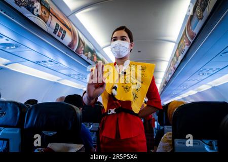 Bangkok, Thailand. 05. Juni 2023. Ein Flugbegleiter zeigt eine Schwimmweste während einer Sicherheitsvorführung auf einem Thai AirAsia (FD) Flug von Bangkok, Thailand nach Phnom Penh, Kambodscha am 5. Juni 2023. Kredit: Matt Hunt/Neato/Alamy Live News Stockfoto
