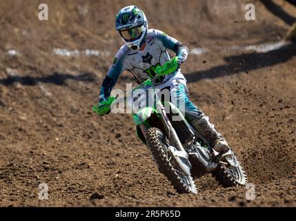 Juni 03 2023 Sacramento, CA USA Adam Cianciarulo(9)wird während der AMA Pro Motocross Racing Hangtown Classic 450 Championship in Hangtown Sacramento, CA Thurman James/CSM in die Kurve 3 übergehen Stockfoto