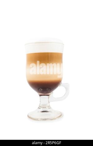 Eine dampfende Tasse Kaffee mit schaumiger Milch, ein erfrischendes Getränk, das Sie zu jeder Tageszeit genießen können. Stockfoto