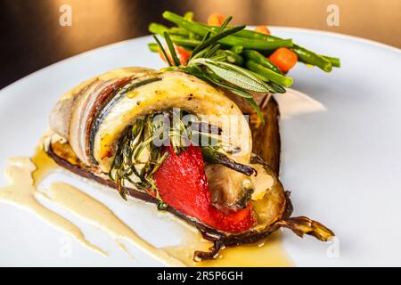 Eine köstliche und nahrhafte Mahlzeit mit gegrilltem Rindfleisch, gemischtem Gemüse, frischem Obstsalat und einer leckeren Sauce – perfekt zum Mittag- oder Abendessen. Stockfoto