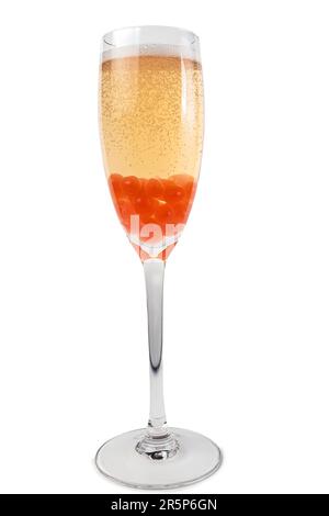 Ein Studiofoto eines alkoholischen Cocktails, garniert mit rotem Kaviar in einem Trinkglas, isoliert auf weißem Hintergrund. Stockfoto