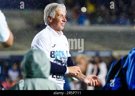 Gewiss Stadium, Bergamo, Italien, 04. Juni 2023, Der Cheftrainer Gian Piero Gasperini (Atalanta BC) feiert den Sieg mit dem T-Shirt „BACK IN EUROPE“ Stockfoto