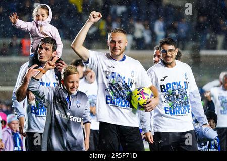 Gewiss Stadium, Bergamo, Italien, 04. Juni 2023, Teun Koopmeiners (Atalanta BC) feiert den Sieg mit dem T-Shirt „BACK IN EUROPE“ und dem Ball im Stockfoto