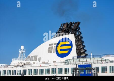 Trichter der Kreuzfahrtfähre M/S Finlandia von Eckerö Line vor klarem blauen Himmel Stockfoto