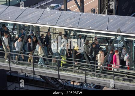 Touristenfähre im Passagiergangway in West Terminal 2 oder Länsiterminaali 2 im Bezirk Länsisatama in Helsinki, Finnland Stockfoto