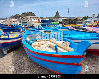 Boote im Hafen von Aci Trezza Stockfoto