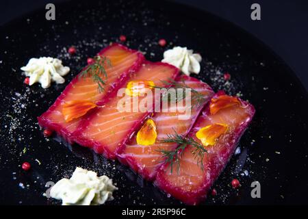 Rezept für Gravlax-Lachs mariniert mit Rüben und Avocado-Mayonnaise-Sauce Stockfoto